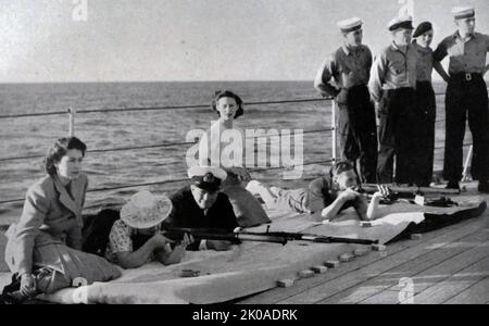 Le roi George VI d'Angleterre avec la reine Elizabeth, la princesse Margaret et la princesse Elizabeth (plus tard la reine Elizabeth II), à bord du HMS Vanguard en route vers l'Afrique du Sud, 1947 Banque D'Images