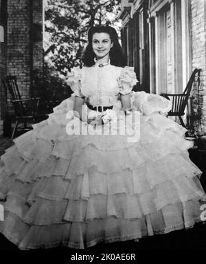 Le choix pour la partie de Scarlett O'Hara dans 'parti avec le vent' était l'actrice anglaise Vivien Leigh, photographiée dans sa ravissante crinoline. Clark Gable a pris la part de Rhett Butler. Le film, qui a été majestueusement long, riche en couleurs, et le succès énorme de l'année en 1939 Banque D'Images