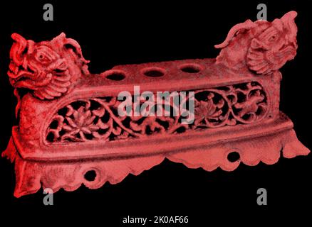 Brossez le support avec des têtes Dragon aux deux extrémités. Glaçure de Celadon; décorations en fer réticulées, modélisées, incisées et sous-glaçantes. Dynastie Koryo (Goreyo) (Goreyo) (début du 12th siècle) Banque D'Images