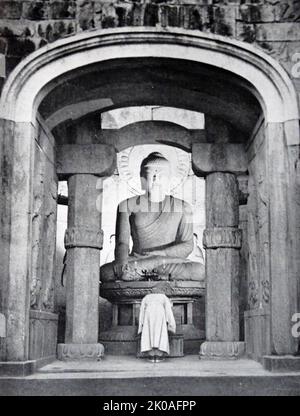 Bouddha Sakyamuni en position assise, de la période Silla, Corée du Sud. Hauteur: 2,73m. Il est connu pour être l'un des plus grands chefs-d'œuvre de la pierre Bouddhas dans le monde. Il est particulièrement remarqué pour son élégance et son élégance. C'est l'image principale de la grotte de Seok-gu-ram (temple de la grotte) à Kyeongju, en Corée du Sud. La grotte est inscrite au patrimoine mondial de l'UNESCO et au Trésor national coréen numéro 24. La grotte de Seokguram fut initiée en 751 par le roi Kyeongdeok de Silla et complétée par son fils en 774 par le roi Hyegong de Silla. La grotte a été construite pour illustrer le moment où Sakya Banque D'Images
