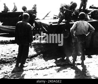 Guerre de Corée : invasion d'Inchon, septembre 1950. Le réservoir descend dans la boue à la rivière Han, en Corée, au 17 septembre 1950 Banque D'Images