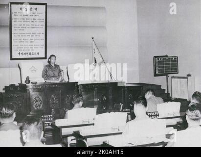 Park Chung-hee (1917 - 1979) était un général sud-coréen qui a servi comme chef de la Corée du Sud de 1961 jusqu'à son assassinat en 1979; Régnant en tant que dictateur militaire de facto de 1961 à 1963, puis en tant que troisième président de jure du pays de 1963 à 1979, après Rhee Syngman et Yun Posun. Banque D'Images