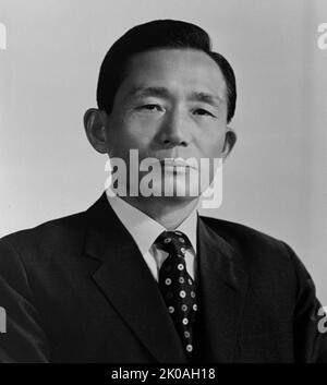 Park Chung-hee (1917 - 1979) était un général sud-coréen qui a servi comme chef de la Corée du Sud de 1961 jusqu'à son assassinat en 1979; Régnant en tant que dictateur militaire de facto de 1961 à 1963, puis en tant que troisième président de jure du pays de 1963 à 1979, après Rhee Syngman et Yun Posun. Banque D'Images