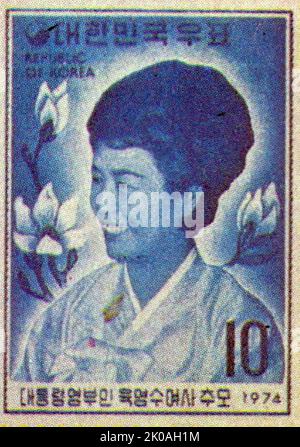 Elle était l'épouse du président sud-coréen de 3rd, Park Chung-hee, et la mère du président sud-coréen de 11th, Park Geun-hye. Elle a été tuée en 1974 lors d'une tentative d'assassinat de son mari, Park Chung-hee. Banque D'Images