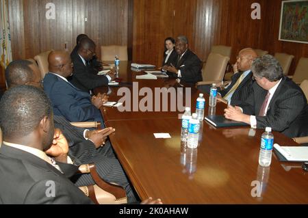 Visite du ministre ghanéen Hackman Owusu-Agyeman au HUD - visite du ministre ghanéen des Ressources en eau, des travaux et du logement, Hackman Owusu-Agyeman, et de ses collaborateurs, Au siège de la HUD pour une réunion avec le secrétaire Alphonso Jackson, personnel. Visite du ministre ghanéen Hackman Owusu-Agyeman au sujet de HUD, visite du ministre ghanéen des Ressources en eau, des travaux et du logement, Hackman Owusu-Agyeman, et de ses collaborateurs, Au siège de la HUD pour une réunion avec le secrétaire Alphonso Jackson, personnel. Banque D'Images