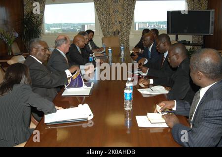 Visite du ministre ghanéen Hackman Owusu-Agyeman au HUD - visite du ministre ghanéen des Ressources en eau, des travaux et du logement, Hackman Owusu-Agyeman, et de ses collaborateurs, Au siège de la HUD pour une réunion avec le secrétaire Alphonso Jackson, personnel. Visite du ministre ghanéen Hackman Owusu-Agyeman au sujet de HUD, visite du ministre ghanéen des Ressources en eau, des travaux et du logement, Hackman Owusu-Agyeman, et de ses collaborateurs, Au siège de la HUD pour une réunion avec le secrétaire Alphonso Jackson, personnel. Banque D'Images