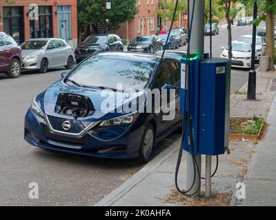 Station de recharge publique de voiture électrique dans le centre-ville de Montréal. Québec, Canada Banque D'Images