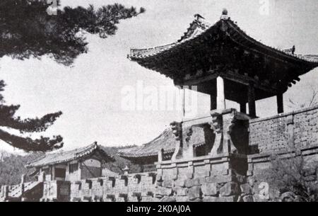 Le temple de Bulguk-sa présente les techniques architecturales avancées de la dynastie Silla. C'est un temple principal du bouddhisme coréen de l'ordre Jogye et comprend six trésors nationaux de Corée du Sud, y compris les pagodes en pierre de Dabotap et Seokgatap, Cheongun-gyo, et deux statues de Bouddha en bronze doré. À l'intérieur du complexe, à quatre kilomètres à l'est, se trouve également l'une des plus belles sculptures bouddhistes du monde : à la grotte de Seokguram, à côté du temple lui-même, classée au patrimoine mondial de l'UNESCO. À partir de l'époque de Unified Silla (668 - 935 AD) Banque D'Images