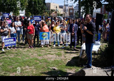 Philadelphie, États-Unis. 10th septembre 2022. Le candidat démocratique pour le gouverneur de la Pennsylvanie, le procureur général Josh Shapiro, assiste à un rassemblement de lancement en toile avec Liz Fiedler, membre de l'AP, et le sénateur Nikil Saval, dans le sud de Philadelphie, Pennsylvanie, États-Unis sur 10 septembre 2022. Crédit : OOgImages/Alamy Live News Banque D'Images