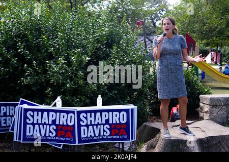 Philadelphie, États-Unis. 10th septembre 2022. Liz Fiedler, représentante de l'État, prend la parole devant le candidat démocrate au poste de procureur général du gouverneur de Pennsylvanie, Josh Shapiro, lors d'un rassemblement de lancement sur toile avec Liz Fiedler, représentante de l'État, et le sénateur de l'État de Pennsylvanie, Nikil Saval, dans le sud de Philadelphie, Pennsylvanie, États-Unis sur 10 septembre 2022. Crédit : OOgImages/Alamy Live News Banque D'Images