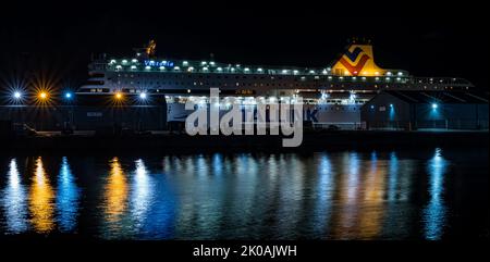 Le ferry de Tallink MS Victoria amarré dans le port de Leith pour accueillir les réfugiés ukrainiens illuminés à ngiht avec réflexions, Édimbourg, Écosse, Royaume-Uni Banque D'Images