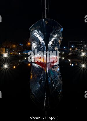 Arc de l'hôtel flottant de luxe Fingal Edinburgh illuminé la nuit à quai, Leith Harbour, Écosse, Royaume-Uni Banque D'Images