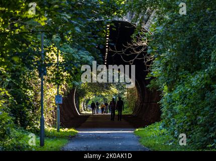 Personnes marchant dans le tunnel sur le chemin de chemin de fer désutilisé, Édimbourg, Écosse, Royaume-Uni Banque D'Images