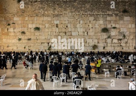 Jérusalem, Israël. 10th septembre 2022. Les hommes juifs ultra-orthodoxes prient au mur des lamentations. Credit: Christophe bateau/dpa/Alay Live News Banque D'Images