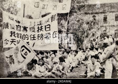 Sur 5 juin, la manifestation initialement prévue par plusieurs universités pour le mouvement anti-américain de soutien au Japon n'était pas viable, car les campus étaient entourés de la police militaire. Les élèves se sont rassemblés et ont protesté dans leurs écoles. Des étudiants d'écoles telles que l'Université Guanghua, l'Université St. John's se rencontrent au Bund pour mener les manifestations. Le mouvement anti-américain de soutien au Japon était un mouvement patriotique contre la résurrection du militarisme japonais par l'impérialisme américain. Banque D'Images