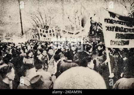 20 000 étudiants de Shanghai ont organisé une manifestation contre l'impérialisme britannique qui a persécuté les habitants de Kowloon. C'était à la lumière des autorités britanniques de Hong Kong qui ont démoli un grand nombre de maisons et persécuté les compatriotes de Kowloon pour construire l'aéroport de Kowloon. Banque D'Images