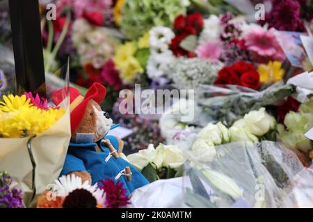 Londres, Royaume-Uni. 10th septembre 2022. Paddington Bear hommage à gauche pour son Majest la Reine à l'extérieur de Buckingham Palace. Crédit : Simon Ward/Alamy Live News Banque D'Images