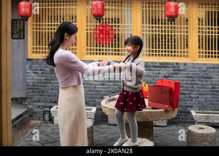 Bonne mère et fille célébrant le nouvel an chinois Banque D'Images