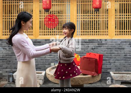 Bonne mère et fille célébrant le nouvel an chinois Banque D'Images