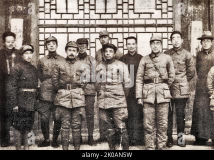 Après l'incident de Xi'an, afin d'empêcher l'attaque de Kuomintang, une partie de l'Armée rouge s'est dirigée vers le sud jusqu'à Guanzhong, le sud de Shaanxi et Shangluo pour soutenir l'Armée du Nord-est et l'Armée de la dix-septième route, formant une situation de la « trinité » de l'Armée du Nord-est, L'Armée de la dix-septième route et l'Armée rouge. En janvier 1937, les généraux de l'Armée rouge ont pris une photo de groupe avec des troupes amicales et des gens locaux au siège de la division 17th de l'Armée de la route 17th dans le comté de Sanyuan. De la deuxième à partir de la gauche au premier rang: REN Bishi, Peng Dehua et le commandant de division de 17th Zha Banque D'Images
