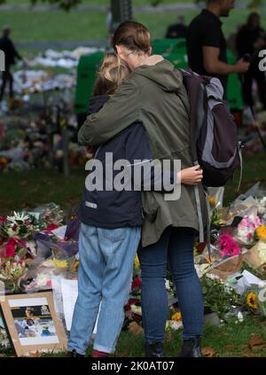 Londres, Westminster, Royaume-Uni. 10th septembre 2022. Suite à la mort de sa Majesté la reine Elizabeth II le 8th septembre, des milliers de personnes se rassemblent au palais de Buckingham pour montrer leur affection pour la Reine tardive et leur soutien pour son héritier le roi Charles III Credit: Newspics UK London/Alay Live News Banque D'Images