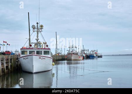 Ligne de bateaux de pêche alignés le long du quai de Meteghan, en Nouvelle-Écosse. Banque D'Images