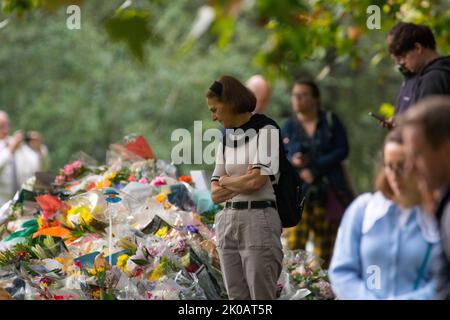 Londres, Westminster, Royaume-Uni. 10th septembre 2022. Suite à la mort de sa Majesté la reine Elizabeth II le 8th septembre, des milliers de personnes se rassemblent au palais de Buckingham pour montrer leur affection pour la Reine tardive et leur soutien pour son héritier le roi Charles III Credit: Newspics UK London/Alay Live News Banque D'Images