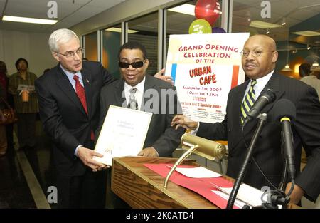 Urban Cafe Grand Opening - Urban Cafe Grand Opening au siège de HUD, avec le secrétaire Alphonso Jackson, le secrétaire adjoint Roy Bernardi, et le secrétaire adjoint à l'administration Keith Nelson parmi les fonctionnaires présents. Urban Cafe Grand sujet de l'ouverture, Urban Cafe Grand Opening au siège de HUD, avec le secrétaire Alphonso Jackson, le secrétaire adjoint Roy Bernardi, et le secrétaire adjoint à l'administration Keith Nelson parmi les fonctionnaires présents. Banque D'Images