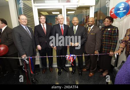 Urban Cafe Grand Opening - Urban Cafe Grand Opening au siège de HUD, avec le secrétaire Alphonso Jackson, le secrétaire adjoint Roy Bernardi, et le secrétaire adjoint à l'administration Keith Nelson parmi les fonctionnaires présents. Urban Cafe Grand sujet de l'ouverture, Urban Cafe Grand Opening au siège de HUD, avec le secrétaire Alphonso Jackson, le secrétaire adjoint Roy Bernardi, et le secrétaire adjoint à l'administration Keith Nelson parmi les fonctionnaires présents. Banque D'Images
