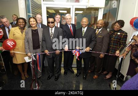 Urban Cafe Grand Opening - Urban Cafe Grand Opening au siège de HUD, avec le secrétaire Alphonso Jackson, le secrétaire adjoint Roy Bernardi, et le secrétaire adjoint à l'administration Keith Nelson parmi les fonctionnaires présents. Urban Cafe Grand sujet de l'ouverture, Urban Cafe Grand Opening au siège de HUD, avec le secrétaire Alphonso Jackson, le secrétaire adjoint Roy Bernardi, et le secrétaire adjoint à l'administration Keith Nelson parmi les fonctionnaires présents. Banque D'Images