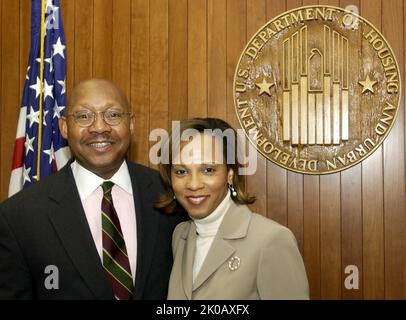 Le secrétaire Alphonso Jackson avec Sophia Nelson - le secrétaire Alphonso Jackson rencontre l'auteur, le commentateur politique et l'avocat Sophia Nelson au siège de HUD. Le secrétaire Alphonso Jackson avec Sophia Nelson Subject, le secrétaire Alphonso Jackson rencontre l'auteur, le commentateur politique et l'avocat Sophia Nelson au siège de HUD. Banque D'Images