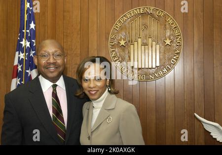 Le secrétaire Alphonso Jackson avec Sophia Nelson - le secrétaire Alphonso Jackson rencontre l'auteur, le commentateur politique et l'avocat Sophia Nelson au siège de HUD. Le secrétaire Alphonso Jackson avec Sophia Nelson Subject, le secrétaire Alphonso Jackson rencontre l'auteur, le commentateur politique et l'avocat Sophia Nelson au siège de HUD. Banque D'Images