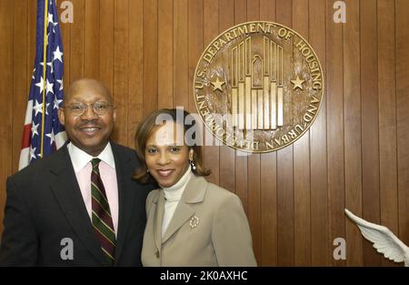 Le secrétaire Alphonso Jackson avec Sophia Nelson - le secrétaire Alphonso Jackson rencontre l'auteur, le commentateur politique et l'avocat Sophia Nelson au siège de HUD. Le secrétaire Alphonso Jackson avec Sophia Nelson Subject, le secrétaire Alphonso Jackson rencontre l'auteur, le commentateur politique et l'avocat Sophia Nelson au siège de HUD. Banque D'Images