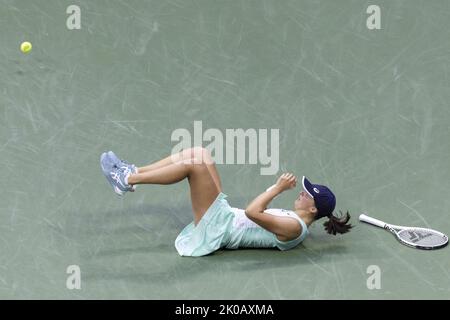 Flushing Meadow, États-Unis. 10th septembre 2022. IGA Swiatek, de Pologne, célèbre sa victoire sur ont Jabeur, de Tunisie, après leur tournoi de tennis américain Open 2022, match des finales des femmes au stade Arthur Ashe au centre national de tennis de l'USTA Billie Jean King, le samedi 10 septembre 2022, à Flushing Meadow, Photo de Corey Sipkin/UPI crédit: UPI/Alay Live News Banque D'Images