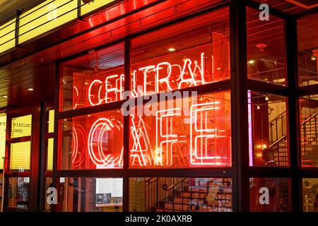 Panneau au néon du Red Central Cafe dans la fenêtre d'un cinéma maison. Londres Banque D'Images