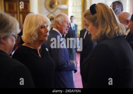 Londres, Royaume-Uni. 11th septembre 2022. Britain's Camilla, Queen Consort (2nd L) s'adresse au leader britannique de la Chambre des communes Penny Mordaunt lors de l'audience du roi Charles III avec le Premier ministre Liz Truss (non représenté) et des membres de son Cabinet dans la salle 1844, au Palais de Buckingham à Londres samedi sur 10 septembre 2022. Photo de la famille royale/crédit UPI: UPI/Alamy Live News Banque D'Images