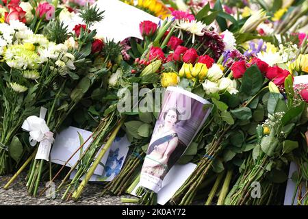 Londres, Royaume-Uni. 11th septembre 2022. Un portrait de la reine Élisabeth II de Grande-Bretagne enveloppe des fleurs devant le palais de Holyrood House à Édimbourg, à Londres, samedi sur 10 septembre 2022. Le roi Charles III s'est engagé à suivre l'exemple de sa mère de « service à vie » dans son discours inaugural à la Grande-Bretagne et au Commonwealth vendredi, après être monté sur le trône à la suite de la mort de la reine Elizabeth II sur 8 septembre photo par la famille royale/UPI crédit: UPI/Alay Live News Banque D'Images