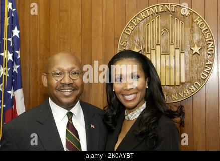 La secrétaire Alphonso Jackson avec Angela McGlowan de Fox News Channel - la secrétaire Alphonso Jackson rencontre avec Angela McGlowan de Fox News Channel pour une entrevue au siège social de HUD. La secrétaire Alphonso Jackson avec Angela McGlowa de Fox News Channel sujet, la secrétaire Alphonso Jackson rencontre avec Angela McGlowa de Fox News Channel pour une entrevue au siège social de HUD. Banque D'Images