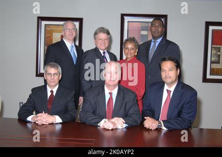 Portrait de groupe de Ginnie Mae - Portrait de groupe : Président de l'Association nationale d'hypothèques du gouvernement (Ginnie Mae) Robert Couch avec d'autres responsables de Ginnie Mae. Portrait du groupe Ginnie Mae sujet, portrait du groupe: Président de l'Association nationale d'hypothèques du gouvernement (Ginnie Mae) Robert Couch avec d'autres fonctionnaires de Ginnie Mae. Banque D'Images