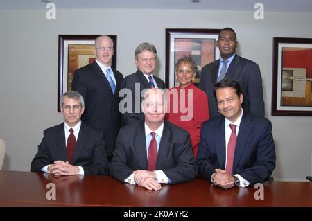 Portrait de groupe de Ginnie Mae - Portrait de groupe : Président de l'Association nationale d'hypothèques du gouvernement (Ginnie Mae) Robert Couch avec d'autres responsables de Ginnie Mae. Portrait du groupe Ginnie Mae sujet, portrait du groupe: Président de l'Association nationale d'hypothèques du gouvernement (Ginnie Mae) Robert Couch avec d'autres fonctionnaires de Ginnie Mae. Banque D'Images