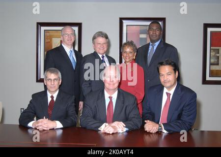Portrait de groupe de Ginnie Mae - Portrait de groupe : Président de l'Association nationale d'hypothèques du gouvernement (Ginnie Mae) Robert Couch avec d'autres responsables de Ginnie Mae. Portrait du groupe Ginnie Mae sujet, portrait du groupe: Président de l'Association nationale d'hypothèques du gouvernement (Ginnie Mae) Robert Couch avec d'autres fonctionnaires de Ginnie Mae. Banque D'Images