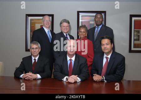 Portrait de groupe de Ginnie Mae - Portrait de groupe : Président de l'Association nationale d'hypothèques du gouvernement (Ginnie Mae) Robert Couch avec d'autres responsables de Ginnie Mae. Portrait du groupe Ginnie Mae sujet, portrait du groupe: Président de l'Association nationale d'hypothèques du gouvernement (Ginnie Mae) Robert Couch avec d'autres fonctionnaires de Ginnie Mae. Banque D'Images