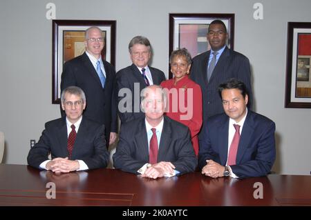 Portrait de groupe de Ginnie Mae - Portrait de groupe : Président de l'Association nationale d'hypothèques du gouvernement (Ginnie Mae) Robert Couch avec d'autres responsables de Ginnie Mae. Portrait du groupe Ginnie Mae sujet, portrait du groupe: Président de l'Association nationale d'hypothèques du gouvernement (Ginnie Mae) Robert Couch avec d'autres fonctionnaires de Ginnie Mae. Banque D'Images