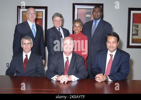 Portrait de groupe de Ginnie Mae - Portrait de groupe : Président de l'Association nationale d'hypothèques du gouvernement (Ginnie Mae) Robert Couch avec d'autres responsables de Ginnie Mae. Portrait du groupe Ginnie Mae sujet, portrait du groupe: Président de l'Association nationale d'hypothèques du gouvernement (Ginnie Mae) Robert Couch avec d'autres fonctionnaires de Ginnie Mae. Banque D'Images