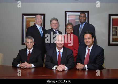 Portrait de groupe de Ginnie Mae - Portrait de groupe : Président de l'Association nationale d'hypothèques du gouvernement (Ginnie Mae) Robert Couch avec d'autres responsables de Ginnie Mae. Portrait du groupe Ginnie Mae sujet, portrait du groupe: Président de l'Association nationale d'hypothèques du gouvernement (Ginnie Mae) Robert Couch avec d'autres fonctionnaires de Ginnie Mae. Banque D'Images