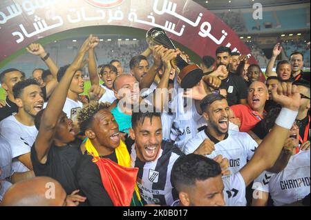 Rades, Tunis, Tunisie. 10th septembre 2022. Les joueurs du Club Sportive de Sfax (CSS) célèbrent leur victoire sur le futur Sportive de la Marsa (ASM) après avoir remporté par 2/0 la finale de la coupe tunisienne 20021/2022 au stade des Rades. (Credit image: © Chokri Mahjoub/ZUMA Press Wire) Credit: ZUMA Press, Inc./Alamy Live News Banque D'Images