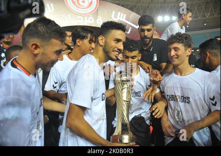 Rades, Tunis, Tunisie. 10th septembre 2022. Les joueurs du Club Sportive de Sfax (CSS) célèbrent leur victoire sur le futur Sportive de la Marsa (ASM) après avoir remporté par 2/0 la finale de la coupe tunisienne 20021/2022 au stade des Rades. (Credit image: © Chokri Mahjoub/ZUMA Press Wire) Credit: ZUMA Press, Inc./Alamy Live News Banque D'Images