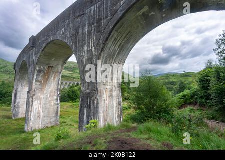 En regardant le viaduc grand, étroit et impressionnant qui porte le train de vapeur de Jacobite emblématique train, se pencher à travers les Highlands de l'ouest d'Inve Banque D'Images