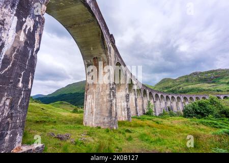 En regardant le viaduc grand, étroit et impressionnant qui porte le train de vapeur de Jacobite emblématique train, se pencher à travers les Highlands de l'ouest d'Inve Banque D'Images