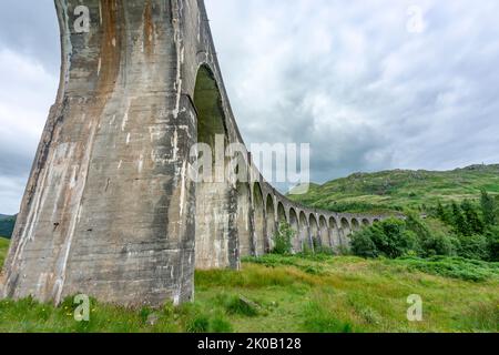 En regardant le viaduc grand, étroit et impressionnant qui porte le train de vapeur de Jacobite emblématique train, se pencher à travers les Highlands de l'ouest d'Inve Banque D'Images